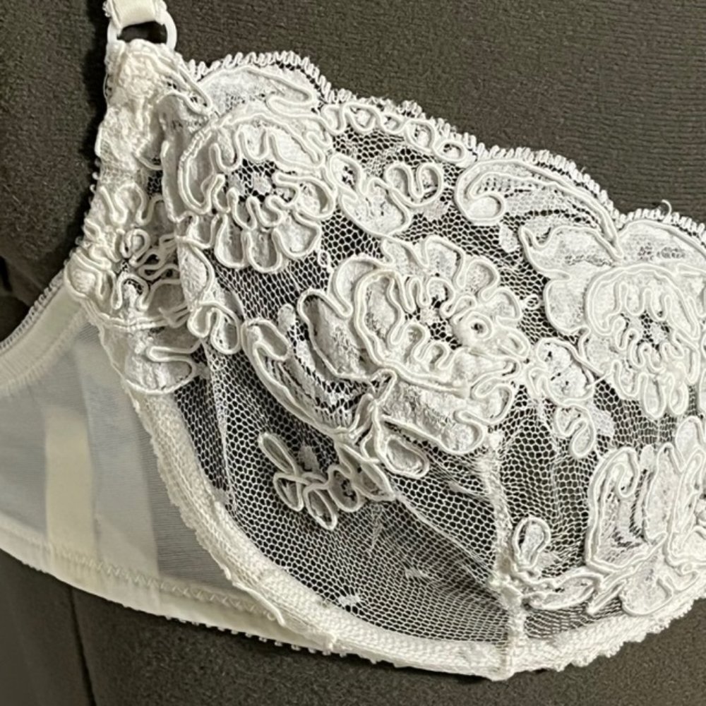 Vintage VICTORIA'S SECRET White Lace And Satin Bridal Lingerie Set. NWOT - Picture 7 of 15
